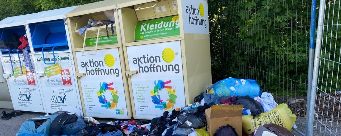 Eine vermüllte Containerstation des AWV Nordschwaben.