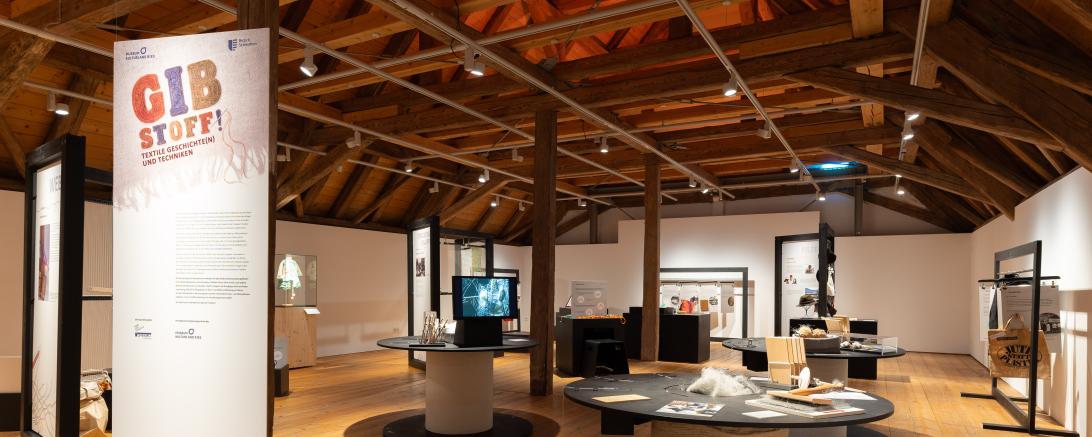 Gib Stoff! Textile Geschichte(n) und Techniken