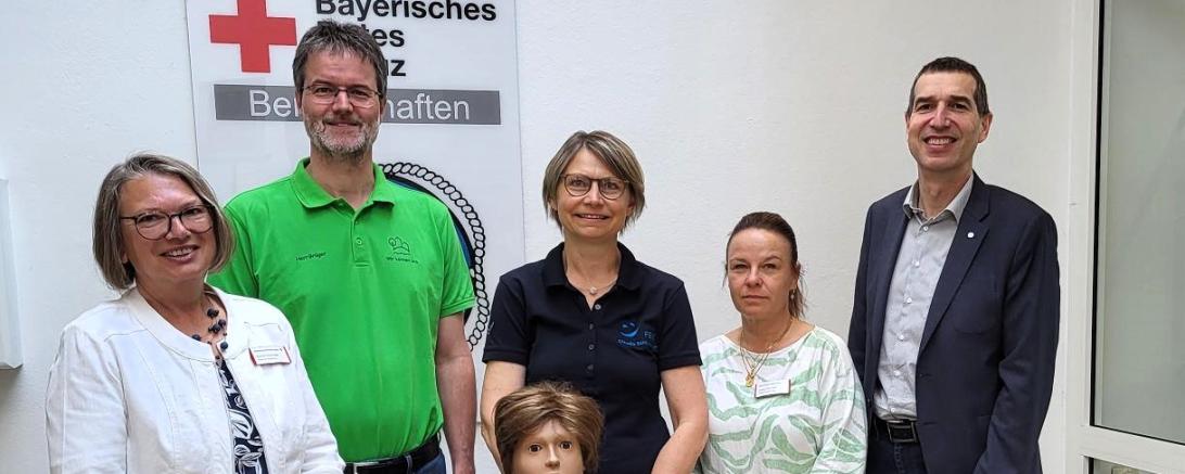 N.l.n.r.: Astrid Schneider (Einrichtungsleiterin), Martin Brüger (Inhaber Stadtapotheke Rain) Claudia Schlumperger (Sanitätshaus Feix), Cindy Drawert (Pflegedienstleitung), Arthur Lettenbauer (Kreisgeschäftsführer) mit Pflegepuppe „Luca“ (sitzend)