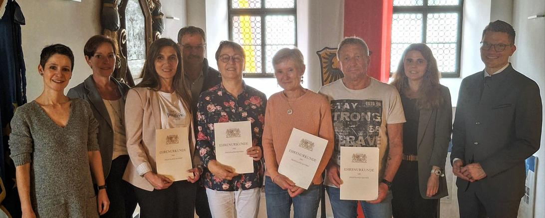 : Die Ehrung langjähriger Mitarbeiterinnen und Mitarbeiter wurde von Oberbürgermeister David Wittner (rechts) gemeinsam mit Michaela Eisele (Leiterin Personal, 2. v. r.), Kathrin Häffner (Leiterin Stadtbibliothek, links), Simone Leidel (Liegenschaftsamt, 2. v. l.) und Manfred Kopf (Leiter Baubetriebshof, 4. v. l.) vorgenommen. Geehrt wurden (v. l. n. r.): Tanja Thürheimer, Gabriele Burger, Renate Feldmeier und Jens Dücker.