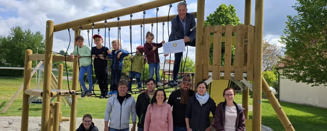 Spendenübergabe des Rotary Clubs auf dem Spielplatz Hürnheim.