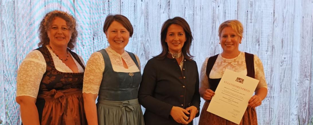 Die stellvertretende Abteilungsleiterin Bettina Stadler (AELF Nördlingen-Wertingen), die stellvertretende Landrätin Claudia Marb und Landwirtschaftsministerin Michaela Kaniber gratulieren der Staatsehrenpreisgewinnerin Daniela Golder-Eisenbarth (Reimlingen).