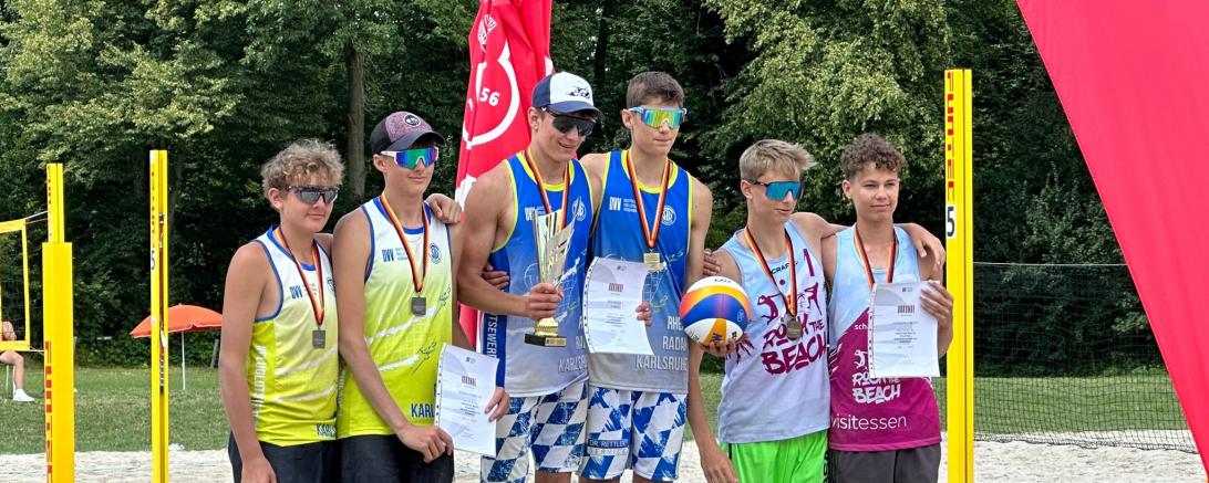 Hendrik Faber (rechts, auf Platz 1) holte sich mit seinem Partner Ben Bockfeld den Deutschen Meistertitel.