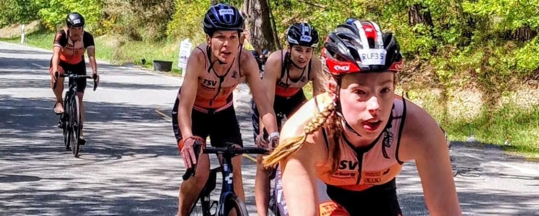 Harburgs Triathlon Frauenteam bei der Mannschaftsverfolgung im Radfahren kurz vor der Wechselzone. Von links: Elisabeth Haupt, Julia Weiland, Linda Simon, Sarah Degmayr