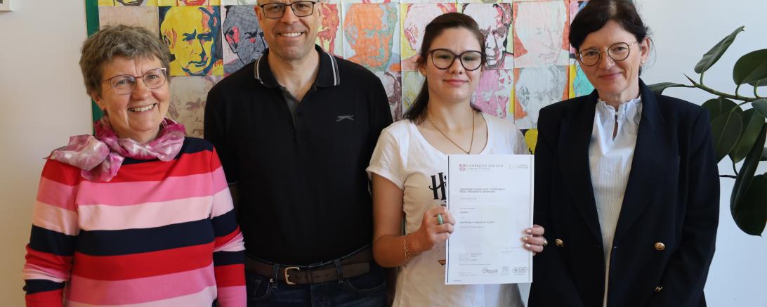 Verleihung Urkunde Cambridge Exam