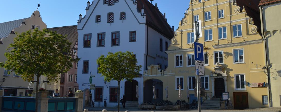 Der Stadtrat verabschiedet den Haushalt ohne Gegenstimmen.