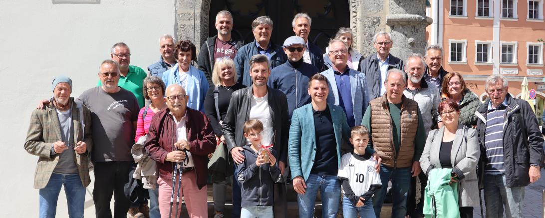Die Datschiburger Kickers auf der Rathaustreppe mit ihrem Vorsitzenden Dirk Wurm (links neben Oberbürgermeister David Wittner).