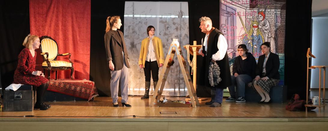 Beim Gerichtsverfahren um den zerbrochenen Krug von Marthe Rull muss der Dorfrichter Adam vor allem seine eigene Haut retten.