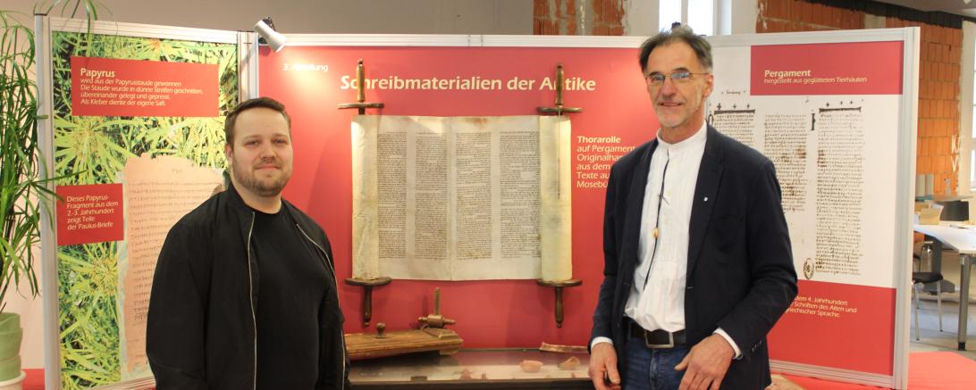 Simeon Haßler (l.) vom Gospelhouse Donauwörth und Pastor Klaus Deckenbach von der Freien evangelischen Gemeinde Donauwörth freuen sich über die Bibel-Ausstellung in Donauwörth.