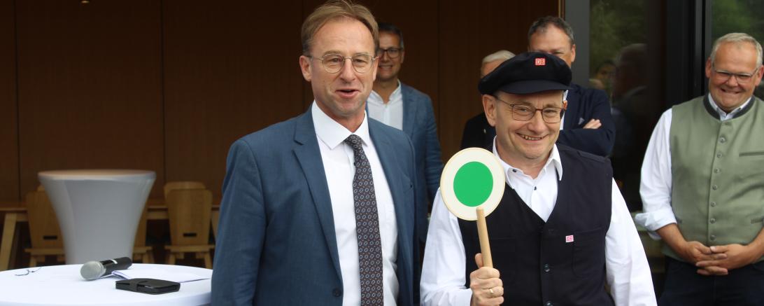 Als Bahn-Experte bekommt Ulrich Lange (r.) als neuer Staatssekretär im Verkehrsministerium das passende Outfit überreicht.