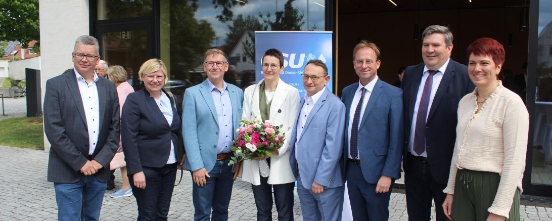 Ulrich Lange (M.) beim Stehempfang zu seinen Ehren vom CSU-Kreisverband Donau-Ries.