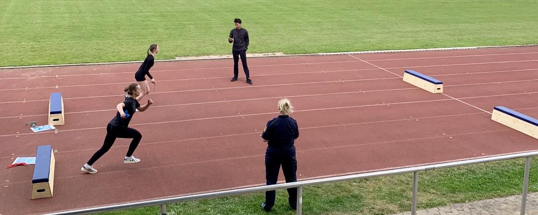 Im Rahmen der Kampagne "Sport-Challenge an Schulen" führten Vertreter des Polizeipräsidiums Schwaben Nord den Einstellungstest der Polizei mit den Schülerinnen und Schülern durch.