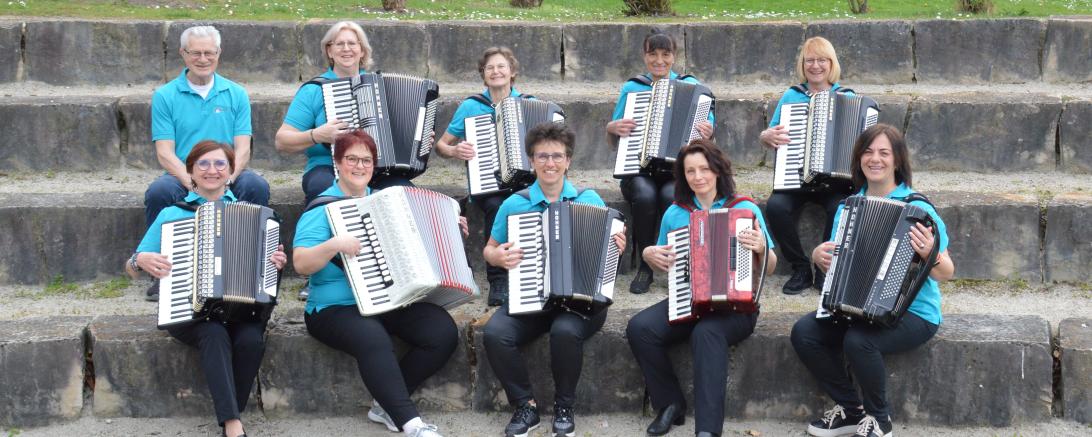 Mitgliederinnen und Mitglieder des Akkordeonorchesters Mertingen