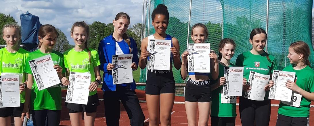 Auf dem ersten Platz von links: Johanna Schuster, Celine Makinde und Leni Bäuml