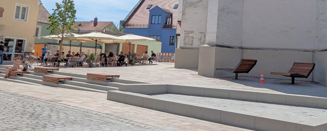Der neugestaltete Münsterplatz lädt zum Verweilen ein.