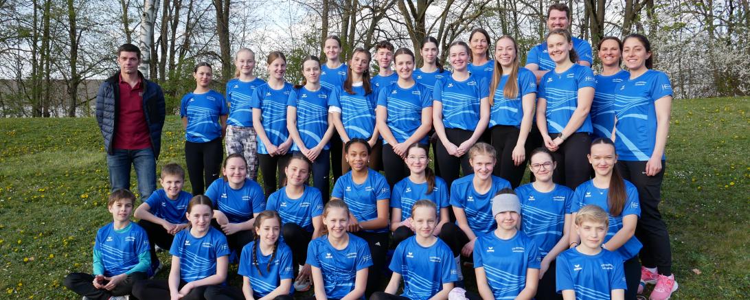  Die jugendlichen TSV-Leichtathletinnen und Leichtathleten und ihre Betreuer mit Ihren neuen T-Shirts im Gerd-Müller Stadion.