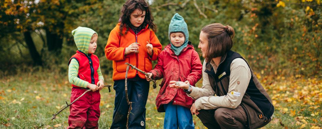 Rangerin mit Kindern