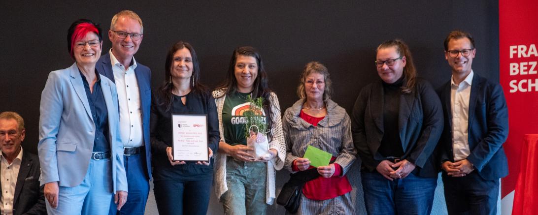 ganz links Musiker Armin Meyer von M.A.N. Unplugged, Bezirksräte Petra Beer, Volkmar Thumser, Dr. Christine Brönner (4. von links) mit den Aktiven von Re-Box, Bezirksrat Frederik Hintermayr