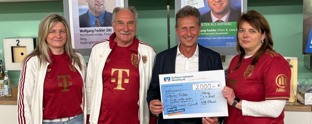 Der Bayern Fanclub Red Wood Cats e.V. überreicht die Spende an den Verein Kinder wollen leben, spielen, lachen!