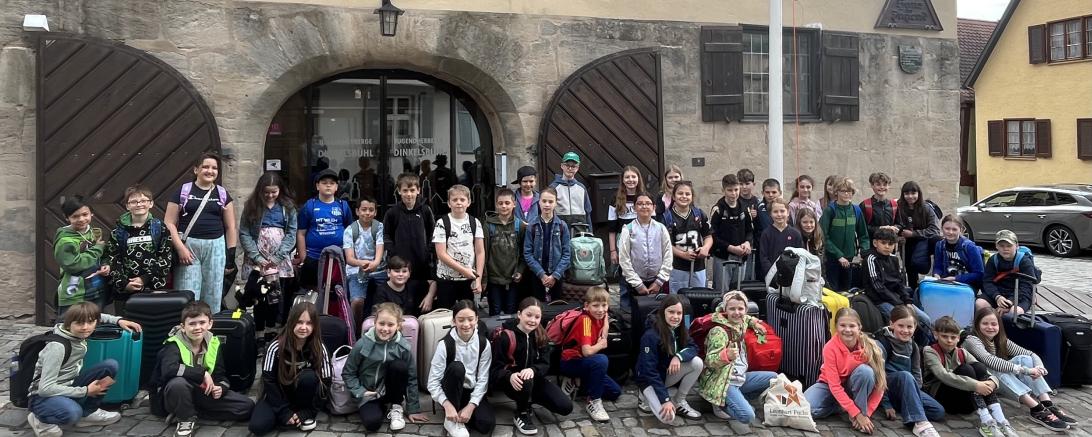 Klassen 4a und 4b der Leonhart-Fuchs-Grundschule Wemding