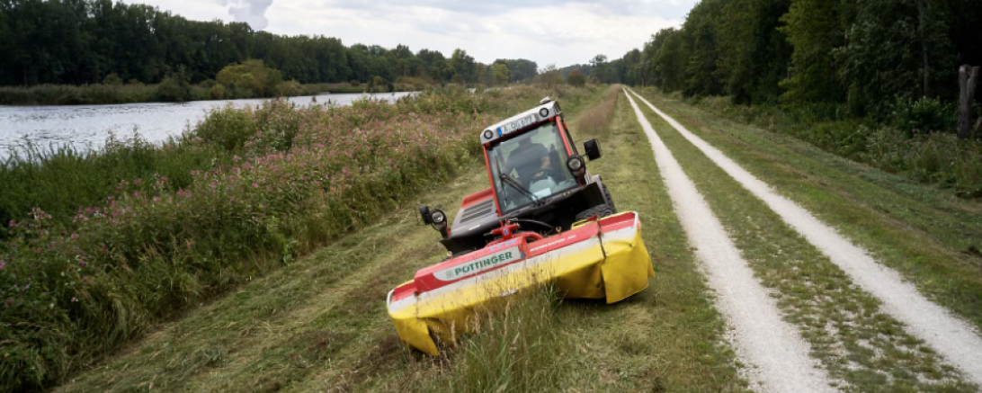 LEW mäht Donau-Dämme
