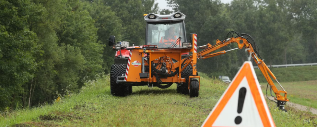 LEW mäht Lech-Dämm