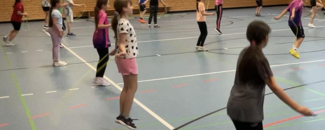 Leonhart-Fuchs-Grundschule Wemding springen Seil für den guten Zweck