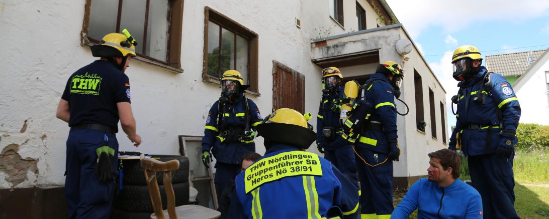 Die Fachgruppe "Schwere Begegnung" macht sich bereit für den zweiten Durchgang unter Atemschutz.