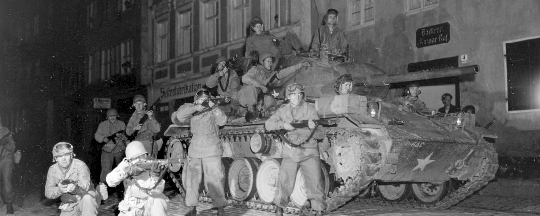 US-Soldaten, die die Übernahme der Stadt in der Reimlinger Straße nachstellen.