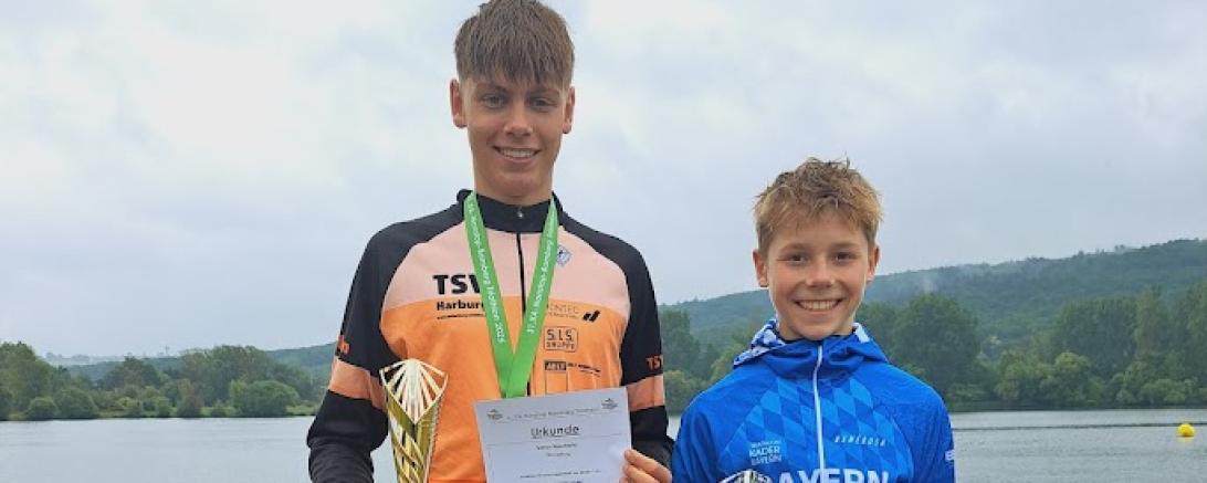 Das Bild zeigt links Simon Naschwitz und recht Joel Westphal. Beide sehr stolz mit Urkunde und Pokal.