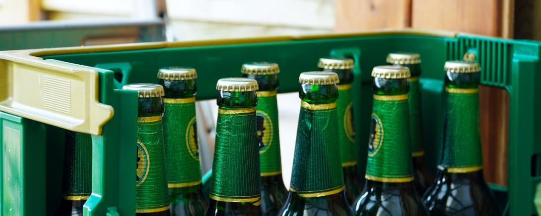 Bierflaschen in einem Bierkasten