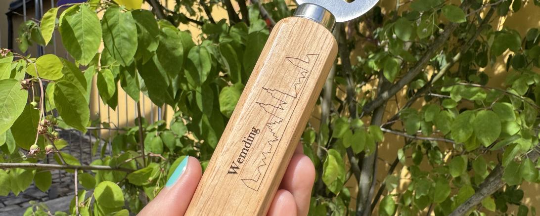 Erhältlich ist der Flaschenöffner (je 5,50 €) ab sofort in der Tourist-Information Wemding.