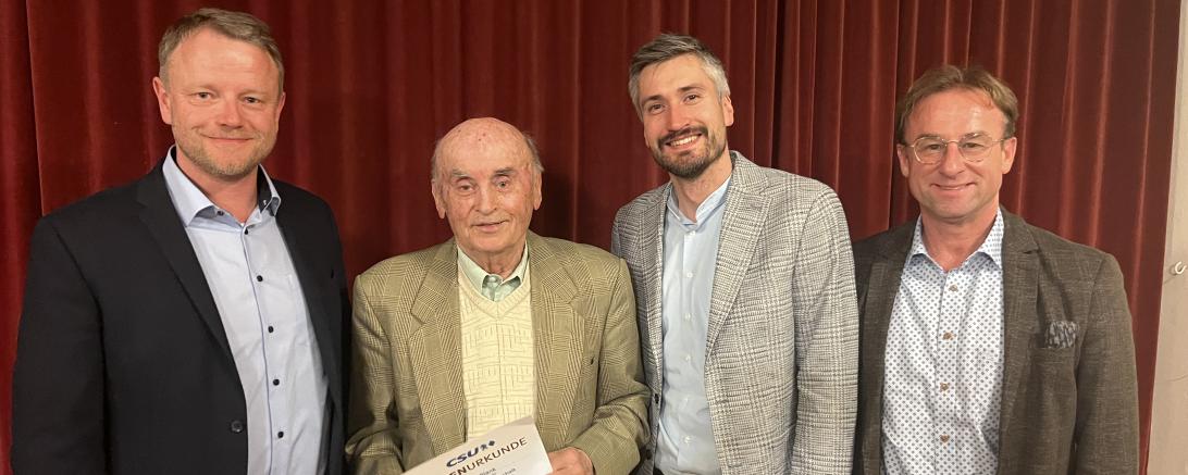 Auf dem Bild sind von links nach rechts zu sehen: Ortsvorsitzender Stefan Loh, Karl Blank, Stadtrat Jonathan Schädle, MdL Wolfgang Fackler