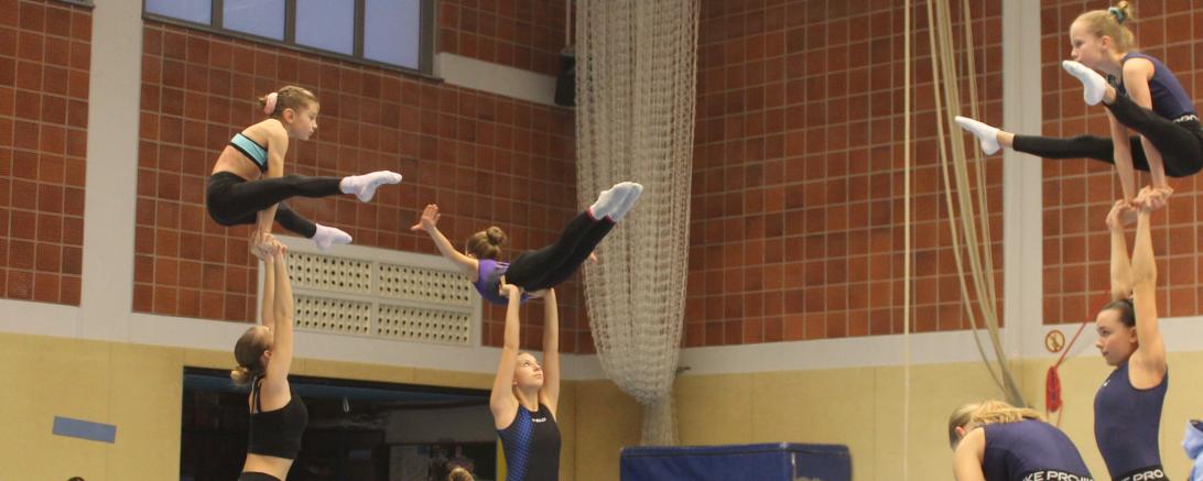 Training der Sportakrobaten in der Sporthalle Monheim. 