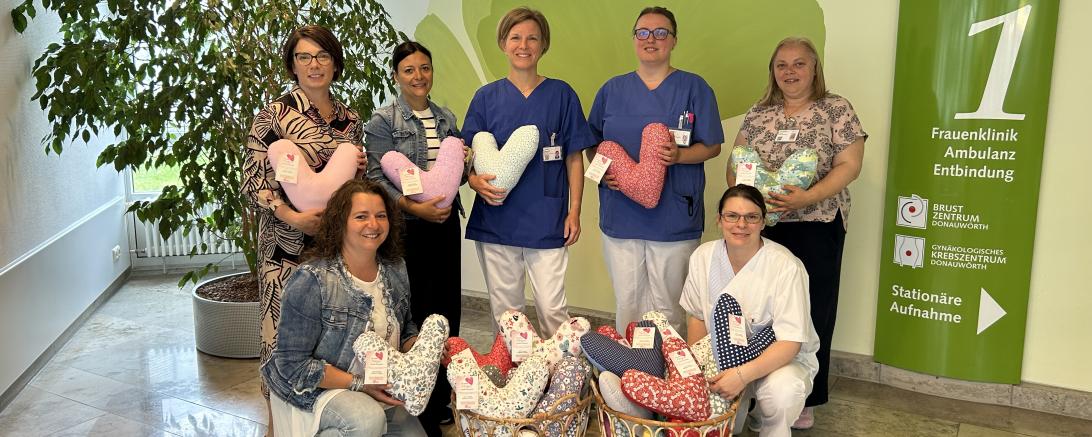 Rund 100 Herzkissen wurden an das Brustzentrum übergeben. Das Bild zeigt (hintere Reihe von links) Carmen Dums, Manuela Hanke (beide Vorstandsteam Frauenbund Fünfstetten), Oberärztin Dr. Katrin Baumeister, Oberärztin Gabriela Karle, Psychoonkologin Ana-Nastasia Vintila (vordere Reihe von links) Conny Dollinger (Vorstandsteam Frauenbund Fünfstetten) und Stationsleitung Alexandra Merk-Würmseher. 