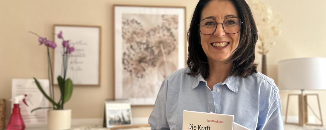 Doris Marchadier mit ihrem Buch "Die Kraft der Atmung" 