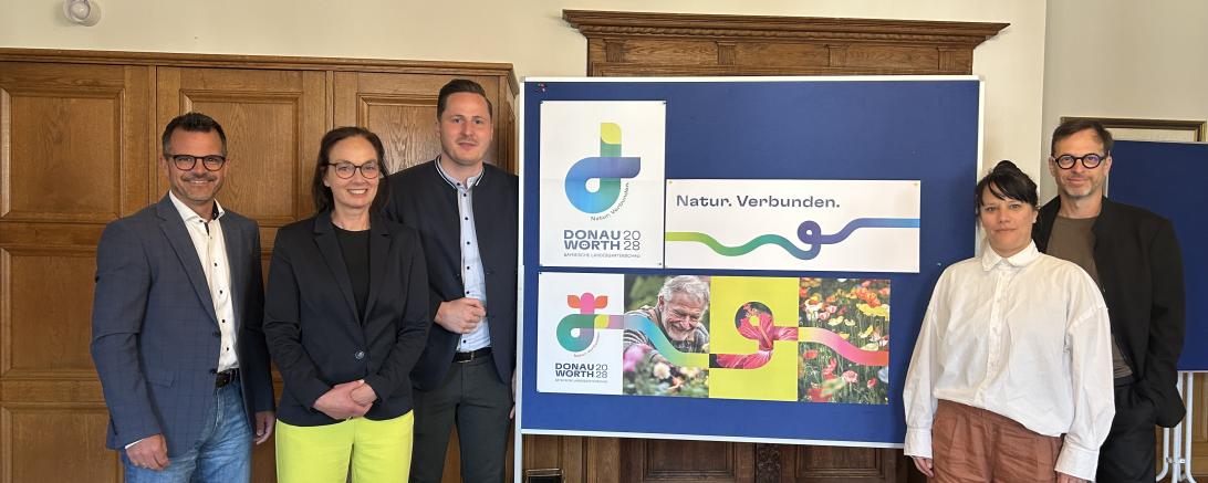 Das Bild zeigt von links: Oberbürgermeister Jürgen Sorré, Bettina Borgetto und Partick Wörle (beide Geschäftsführer der Landesgartenschau Doanuwörth GmbH) sowie Nikola Schlichtherle und Ilja Sallacz von der Liquid Agentur für Gestaltung. 