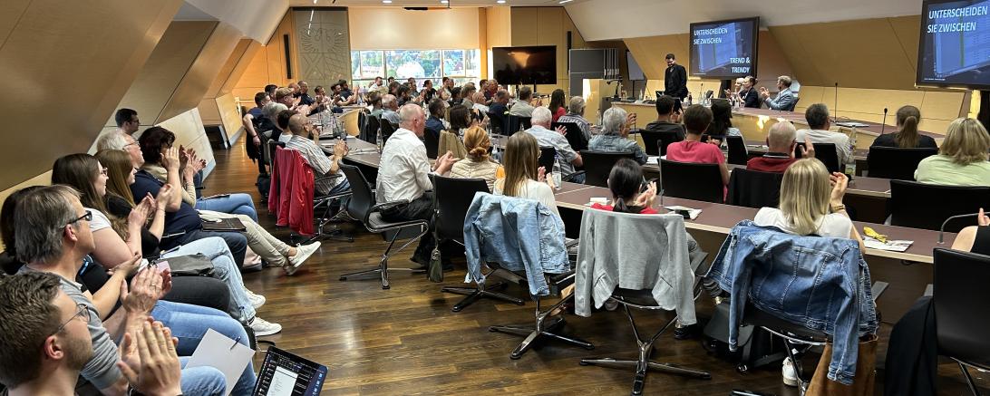 Zum Thema „Künstliche Intelligenz in der Vereinsarbeit“ fand zuletzt eine durch die Stabstelle Kreisentwicklung und Nachhaltigkeit organisierte Informationsveranstaltung für Vereine statt.