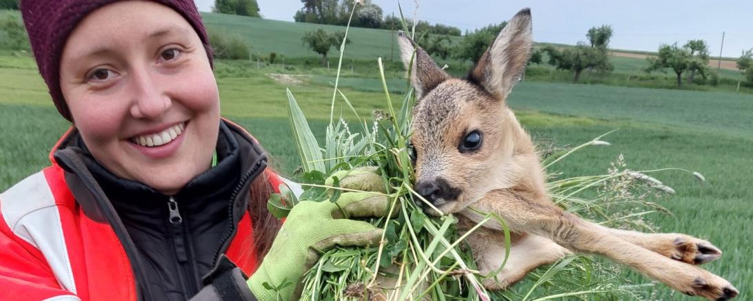 Elisabeth Mayr sichert das Kitz.
