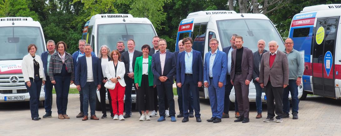 Viele Bürgermeisterinnen und Bürgermeister aus dem Bediengebiet von DoRies-mobil freuen sich mit Landrat Stefan Rößle (6. von rechts) über den Start der Rufbusse. 