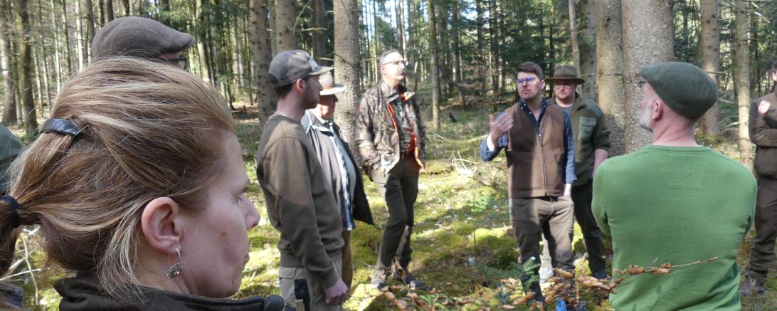 Jägerinnen und Jäger des Jagdverbandes Donauwörth erhielten bei einer Exkursion im Staatsforst bei Monheim eindrucksvolle Einblicke in die forstliche Praxis. 