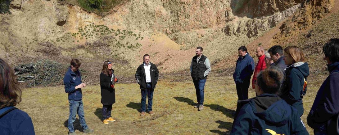 Im Vorfeld der Mitgliederversammlung bot sich Interessierten die Möglichkeit der Begehung der geologisch hochinteressanten ehemaligen Schottergrube am Limberg bei Unterwilflingen. Das Bild zeigt (v. l. n. r.) Fabian Weiß (Geopark Ries e. V.), Heike Burkhardt (Geschäftsführerin Geopark Ries e. V.), Bürgermeister Johannes Joas (Gemeinde Unterschneidheim).