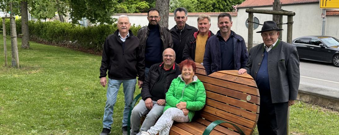 Am Stadtgraben von Wemding platziert, laden zwei herzförmige Exemplare davon alle Passanten zum Hinsetzen, Plaudern und Verweilen ein.