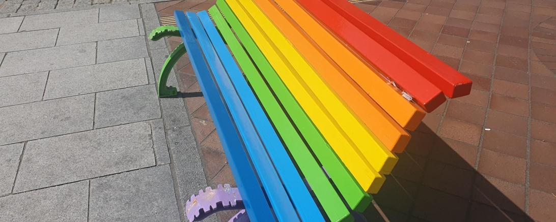 Die Regenbogenbank am Donauwörther Bahnhof wurde Opfer von Vandalismus. Zwei Latten wurden herausgebrochen. 