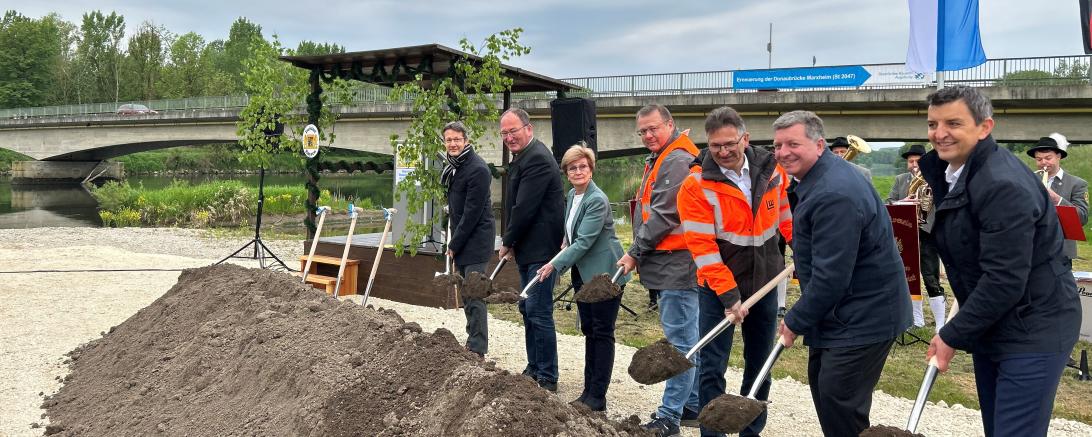 Am 8. Mai 2025 fand in Marxheim der Spatenstich für die Erneuerung der Donaubrücke an der Staatsstraße 2047 statt. Auf dem Bild zu sehen Bürgermeister Alois Schiegg (2. v. links), die stellvertretende Landrätin Ursula Kneißl-Eder (3. v. links), der Bayerische Staatsminister für Wohnen, Bau und Verkehr Christian Bernreiter (2. v. rechts) und Bereichsleiter Straßenbau am Staatlichen Bauamt Augsburg Markus Kreitmeier (ganz rechts). 