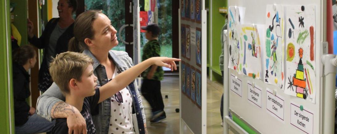 Stolz präsentierten die Kinder den Eltern ihre Kunstwerke.