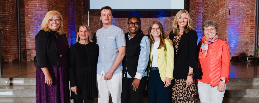 Auf dem Bild zu sehen (von links): Gabi Schmidt, Ehrenamtsbeauftragte der Bayerischen Staatsregierung, Verbindungslehrerin Sabrina Leidel, Jonathan Kneer, Trisha Fanga Ngaha, Charlotte Lüftl, Kultusministerin Anna Stolz, Schulleiterin Dr. Renate Rachidi.