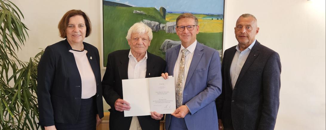 (v. l. n.r.: Bürgermeisterin Karin Bergdolt, Dietrich Schneider, Landrat Stefan Rößle und Walter Beck vom Dorfverein Mönchsdeggingen)