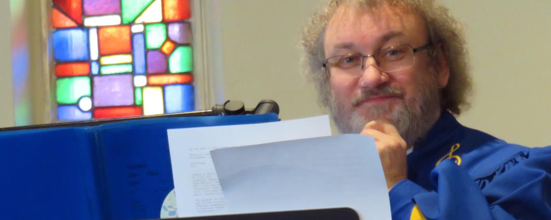 Das Bild zeigt den Chorleiter.