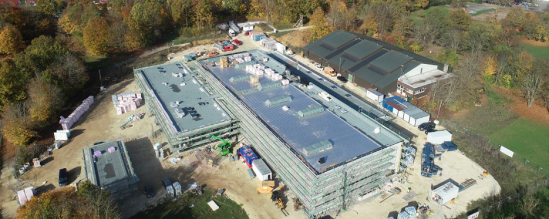 Luftbild von der Baustelle am neuen städtischen Hallenbad in Nördlingen. 